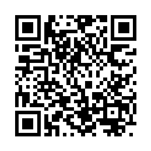 戴上墨镜之后男子才四处打量着周围的环境二维码生成