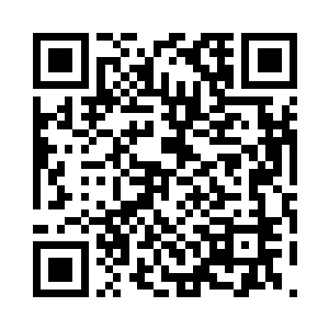 戴尘年不得不从当地村民找了两个人帮忙二维码生成