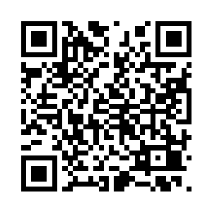 所有的人都错愕地看着这个举动古怪的男人二维码生成
