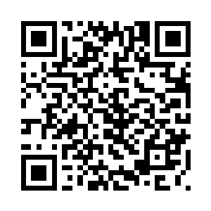 手心中多了一枚六面棱柱型的晶体二维码生成