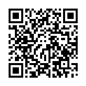 手捧一大束红玫瑰的小正太在车上下来二维码生成