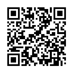 手里拿着几块刚出锅不久的夹沙荞糕二维码生成