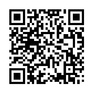 把烤好的面包装在盘子里放在吴芳的面前二维码生成