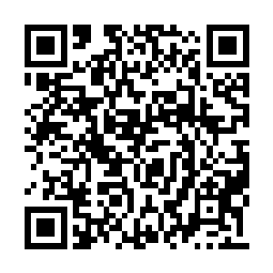 把玩着茶杯的穆凡君盯着手里的杯子轻声细语道二维码生成