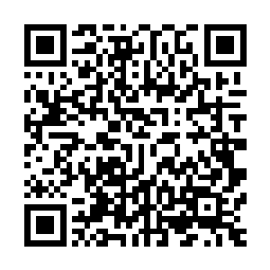 把那一动就叮咚乱响的镶珠嵌宝垂缨的凤冠从她头上取了下来二维码生成