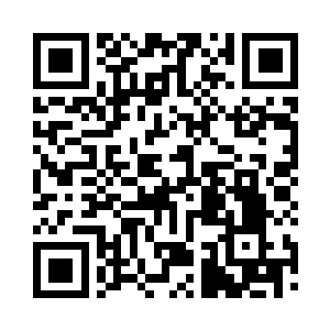 披头散发的歪坐在小湖泊中的大岩石上二维码生成