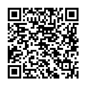 抬手准确伸向旁边放置的一个早已准备好的木盘里二维码生成