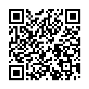 抱着孩子的年轻女人看着警察从容答道二维码生成