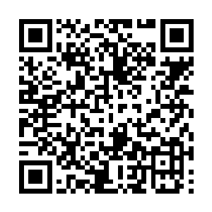 抱着小奶娃的小身子让小奶娃的双脚踩在她的腿上二维码生成