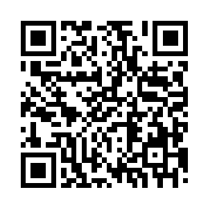 拿着从小偷手中夺过来的粉红色钱夹二维码生成