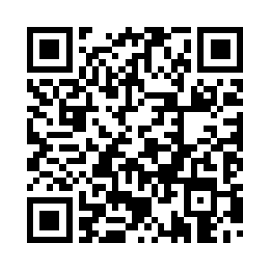 拿起放在一旁的丝质手绢擦了擦手二维码生成