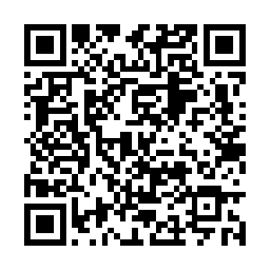 掌柜这才小心的将赤金盘螭璎珞圈自墨漆盒内取出二维码生成