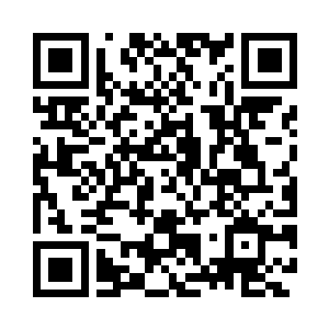 探手进去拿起了摆放着这款CPU的展示长行盒子二维码生成