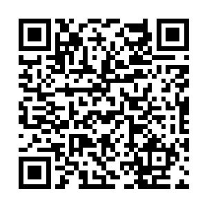 接着便是一道赤红色光芒自其中一道人影身上闪出二维码生成