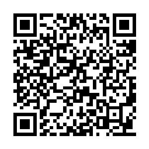 提前到达的六人静静候在宝塔座基下面的台阶上二维码生成