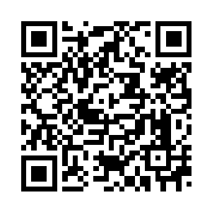 放置着一个小小的大口径白瓷器皿二维码生成