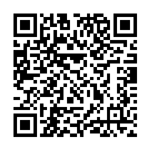 数百米外一群人簇拥着一个身穿奇异服饰的老者而来二维码生成