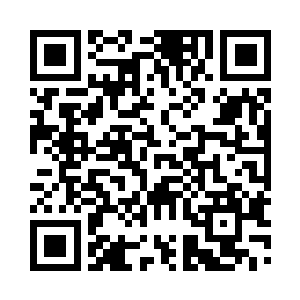 旁边的一帆在和白雪公主娃娃玩的很专心二维码生成