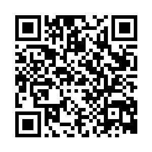 有一个中年大汉正在处理着分会的事务二维码生成