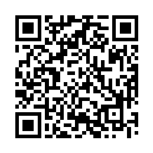 有一名全身雪白的女子正悄然站在那里二维码生成