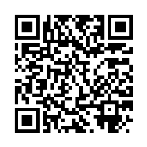 有两个年轻的女子正结伴慌张的在寒风中前行二维码生成