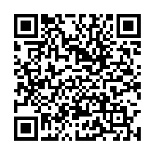 有两座巨型的人形雕像分别被建在神庙两侧的壁前二维码生成