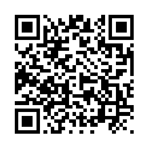 有女狙击手艰难的想偷偷开始狙杀遥远的目标二维码生成