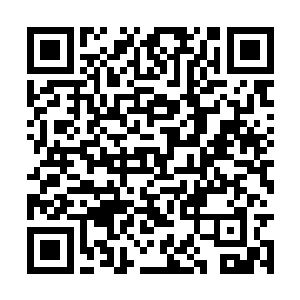 朱平安领着熊孩子和小萝莉进了一家卖刨冰的茶摊二维码生成