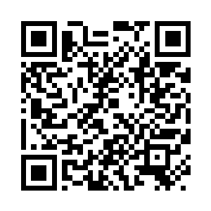 朱掌柜非常矜持地坐在那里收钱给牌子二维码生成