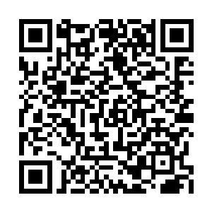 李卓恩无意中看到穿衣镜中自己的头发睡得很乱二维码生成