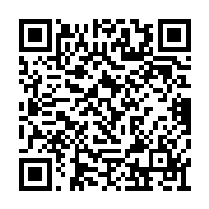 来到事发现场的白衣女子终于明白了是怎么回事二维码生成