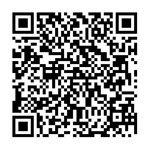 林思伊一本证件的将一叠文件扔到赵纯良桌子上　双手叉腰　一脸正经的样子二维码生成