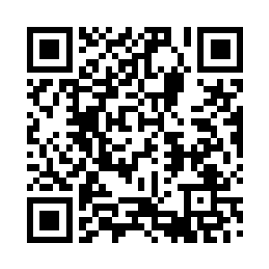 林煦抱着兴奋不已的小天星站在专柜前二维码生成