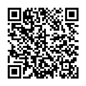 果然看到靠着刘晓雪她们这边坐的几个男生都盯着刘晓雪二维码生成