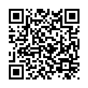 正在专心致志的清除门前地面的冰二维码生成