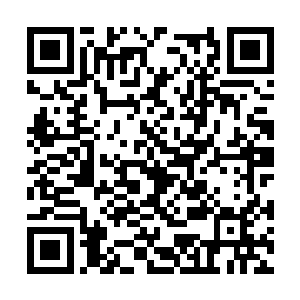 此时洪涛的车和那几个男生之间被两辆公交车阻挡二维码生成