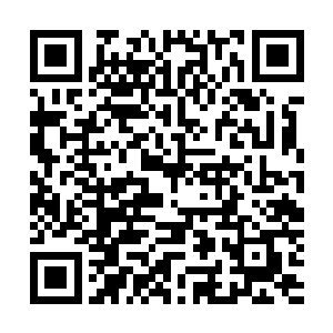 此时的赵长枪正高举着双手试图将昏迷的洪亚伦送到车厢里二维码生成