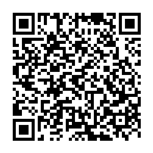 段明听贝海说要看电影不由的就说起了员工宿舍这里准备放露天电影二维码生成