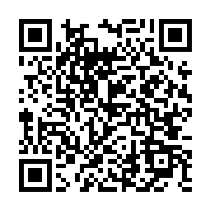 每个人裹着一件又厚又长快到脚脖的蓝黑色肥大棉衣二维码生成