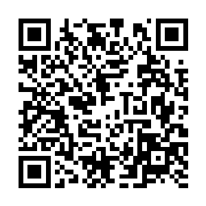 每个进了帐的女人都会分到一件凤羽珩带来的雨衣二维码生成