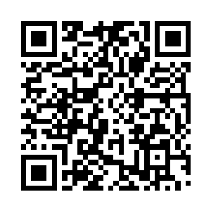 水球中的女人身体微秋水球也跟着向前浮动二维码生成