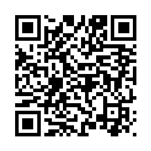 流焰一行人单独地站在一个方块上二维码生成