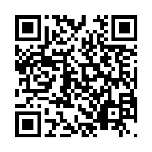 浮空艇降在西极城郊外的公共飞艇基地二维码生成