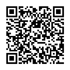 溪边有一位面目清秀的男子正蹲在一个木盆边上洗东西二维码生成