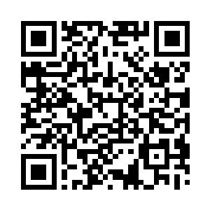 火红罩袍男子的身边还坐着一名水蓝长裙女子二维码生成