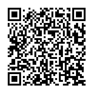 然后一船的人就看着桔黄色鲜亮的气囊开始在海面上时不时的浮起二维码生成