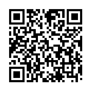 然后丹尼尔单脚站立一点点往前面跳着走二维码生成