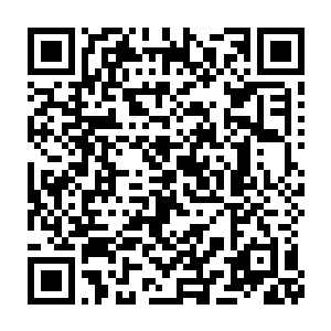 然后从画卷后面的暗格里拿出一个一尺见方的玉石盒子放到流墨墨面前二维码生成