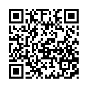 然后旁边朴实的铁架上堆着劈好的细柴二维码生成