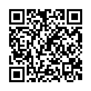 然后用那脏兮兮的灰色衣袖擦拭着嘴角二维码生成